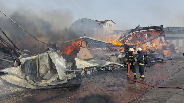Konya’da mobilya fabrikasında dev yangın! Kadın güvenlik görevlisi yangın yerini terk etmedi 12