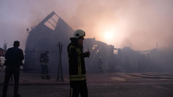 Konya’da mobilya fabrikasında dev yangın! Kadın güvenlik görevlisi yangın yerini terk etmedi 8