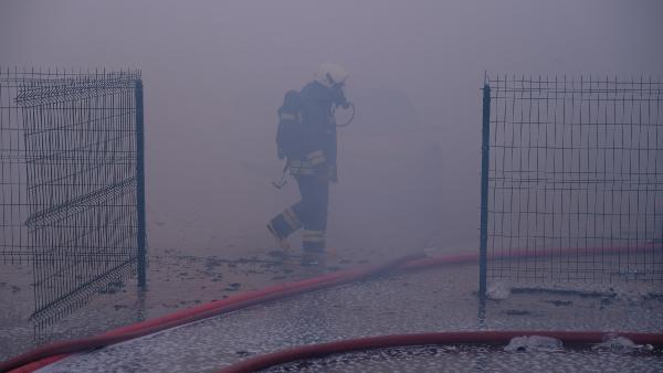 Konya’da mobilya fabrikasında dev yangın! Kadın güvenlik görevlisi yangın yerini terk etmedi 7