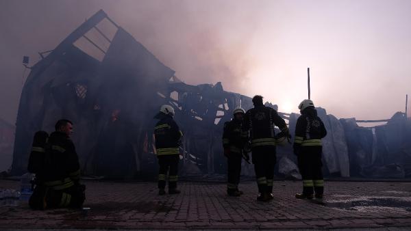 Konya’da mobilya fabrikasında dev yangın! Kadın güvenlik görevlisi yangın yerini terk etmedi 6