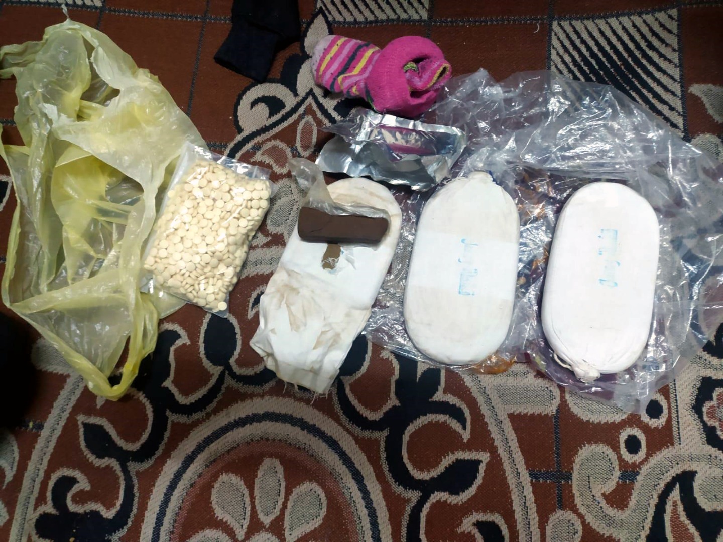 Uyuşturucuyu çoraplarının içine saklayan Suriyeli, “Ucuz olduğu için toplu satın aldım” dedi 2