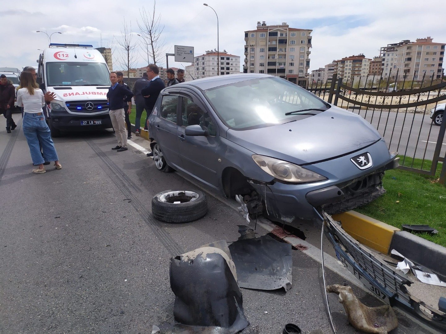 Tırın sıkıştırdığı otomobil orta refüje çıktı: 3’ü çocuk 4 yaralı 1