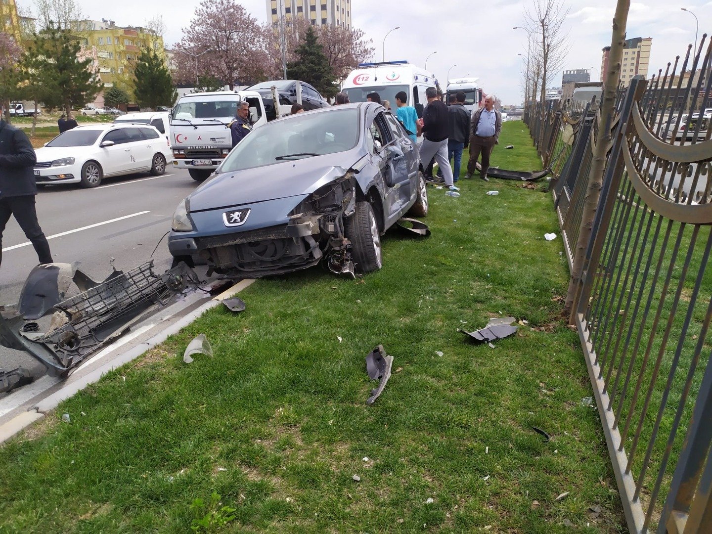 Tırın sıkıştırdığı otomobil orta refüje çıktı: 3’ü çocuk 4 yaralı 6