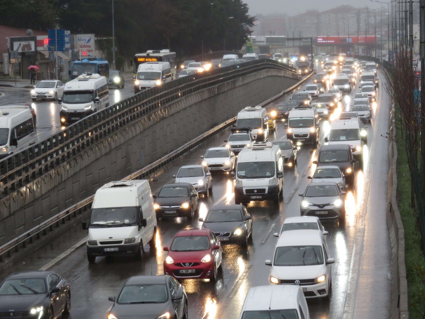 Okullar açıldı, trafik yoğunluğu yüzde 50'yi aştı 1