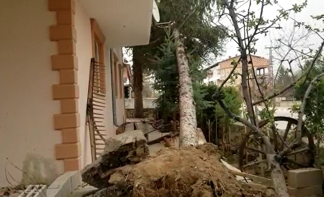 Yozgat'ta şiddetli rüzgar caminin minaresini uçurdu 1