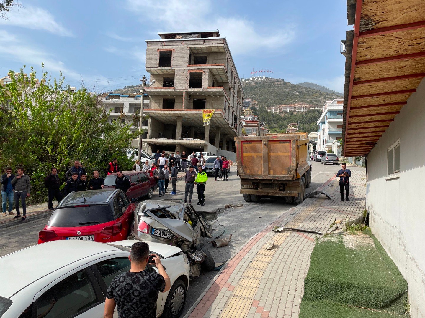 Freni boşalan hafriyat kamyonu 8 araca hasar verdi 2