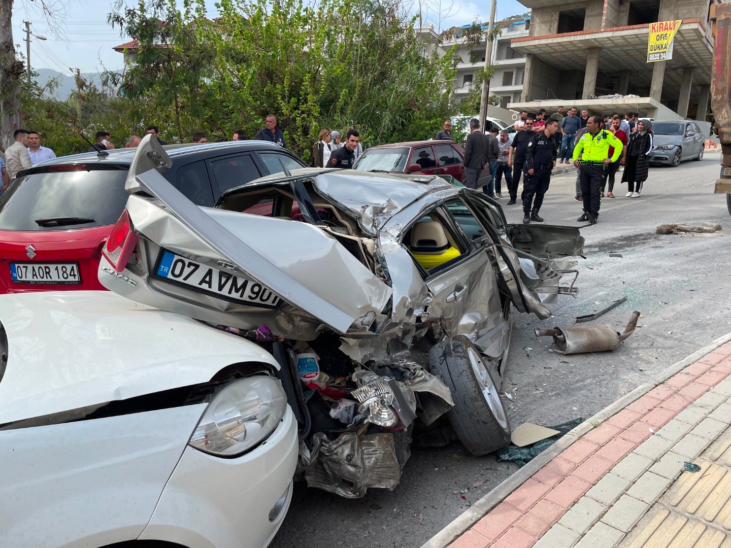 Freni boşalan hafriyat kamyonu 8 araca hasar verdi 3