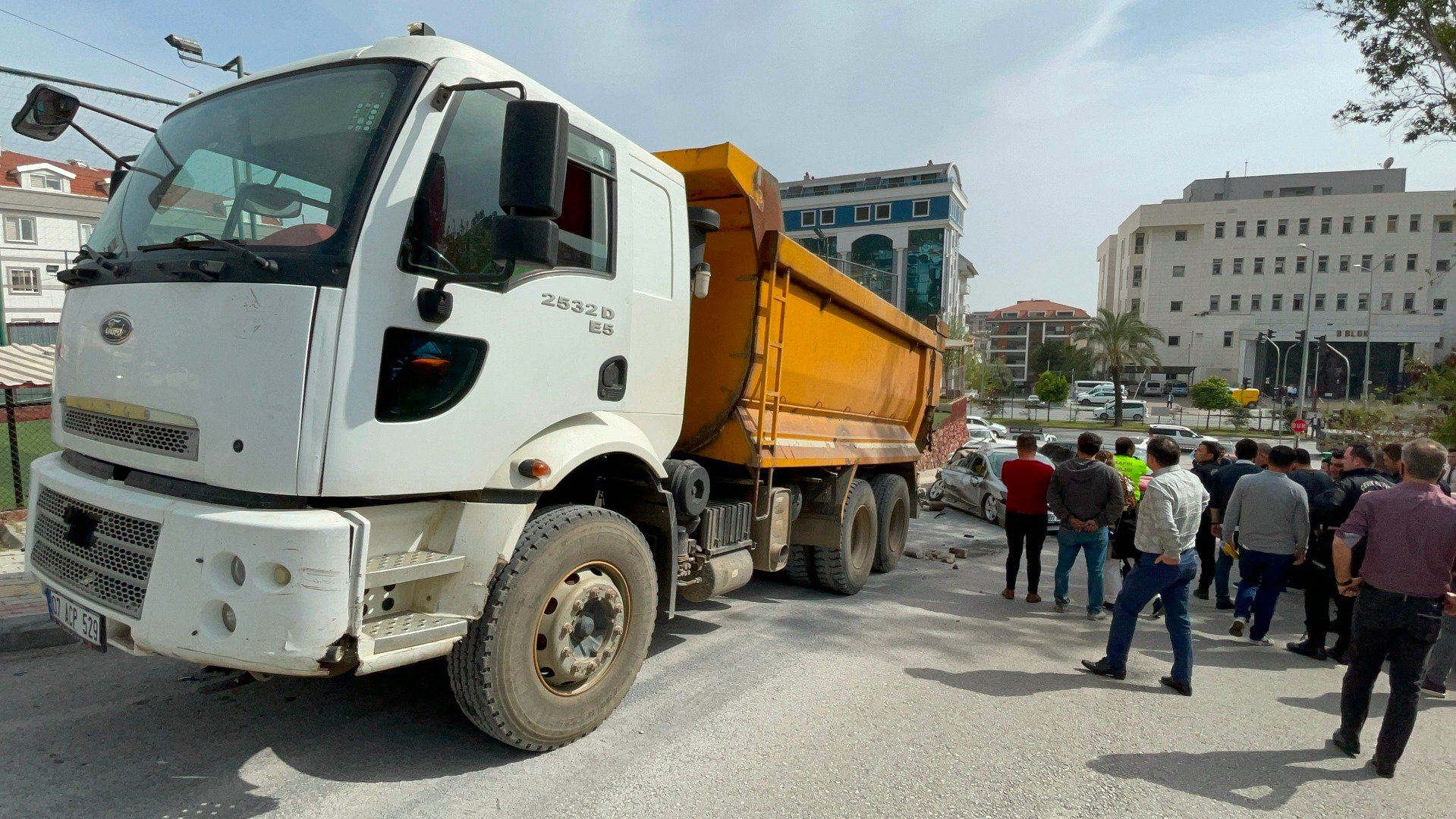 Freni boşalan hafriyat kamyonu 8 araca hasar verdi 4