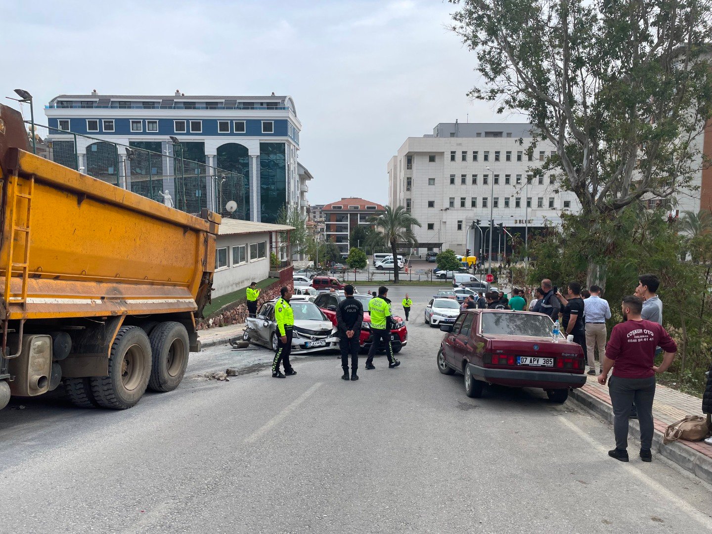 Freni boşalan hafriyat kamyonu 8 araca hasar verdi 1