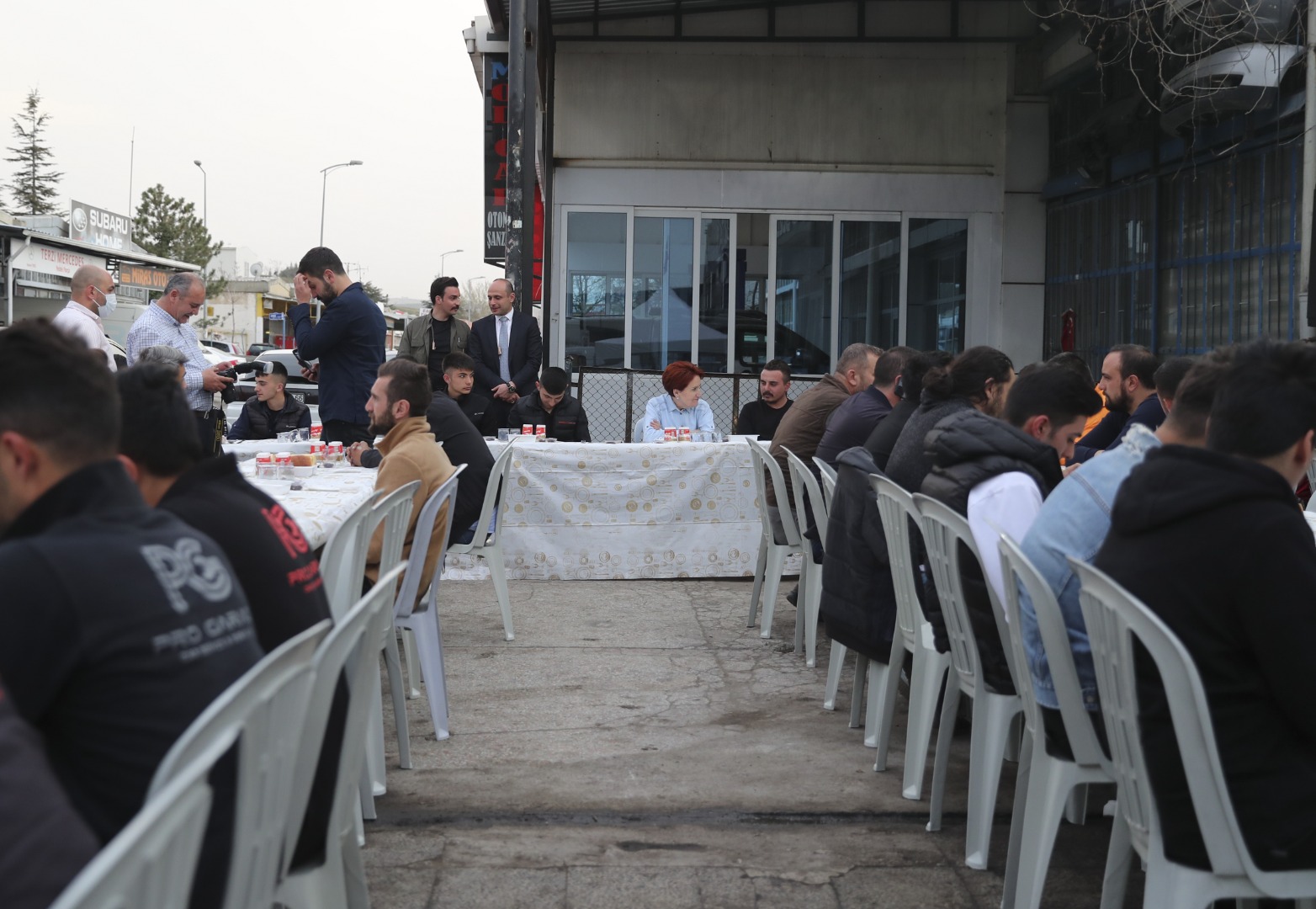 İYİ Parti Genel Başkanı Akşener, oto sanayi çalışanlarıyla iftar yaptı 6