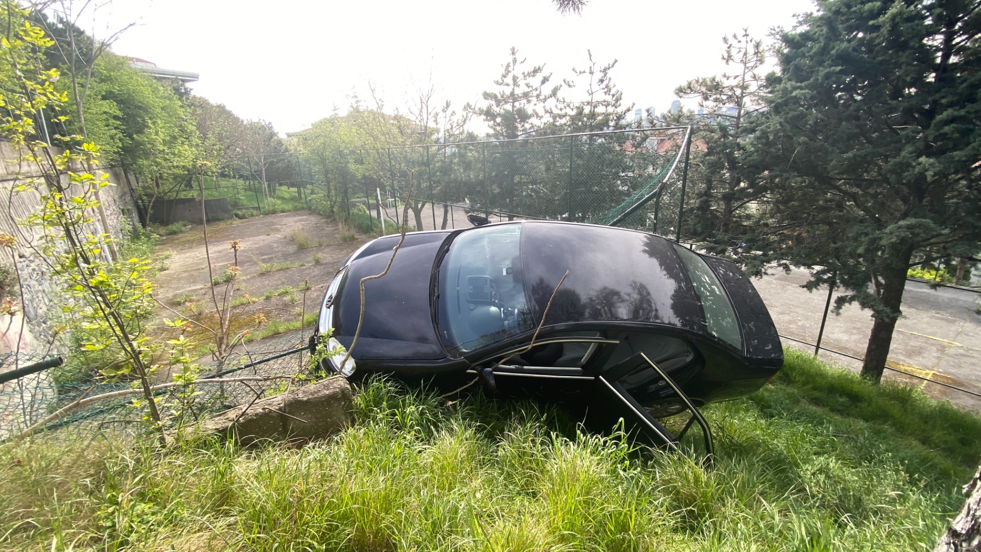 Pedalları karıştırdı, otomobiliyle aşağı uçtu 7