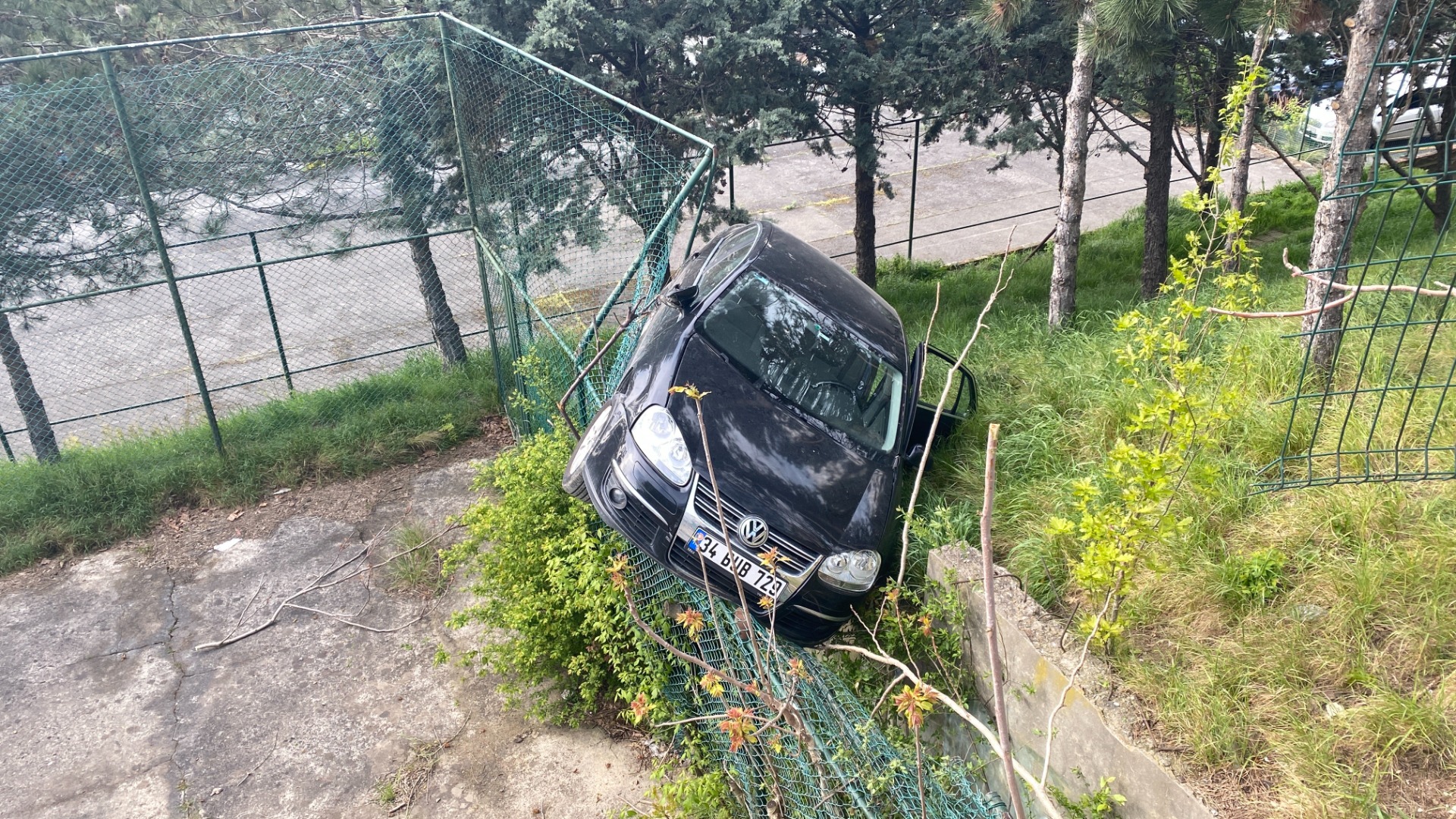 Pedalları karıştırdı, otomobiliyle aşağı uçtu 1