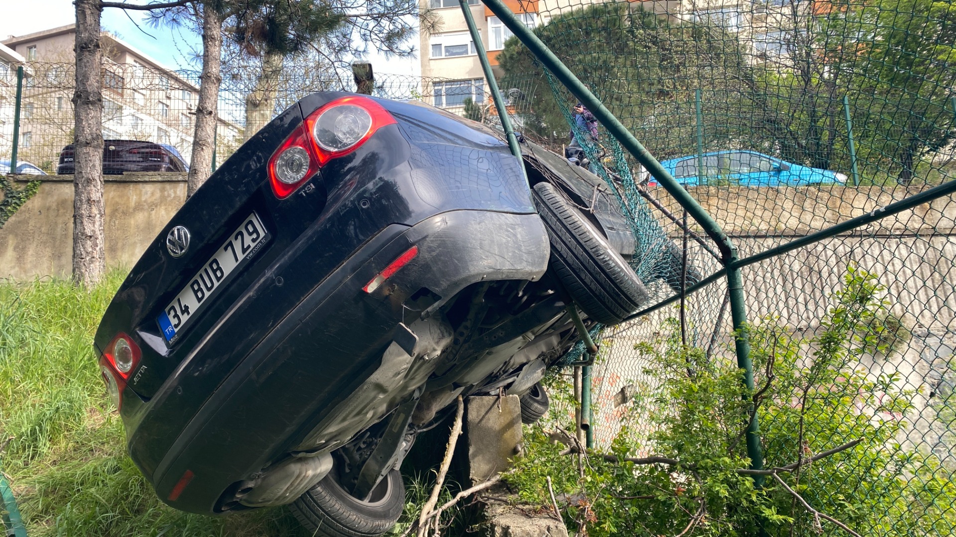 Pedalları karıştırdı, otomobiliyle aşağı uçtu 5