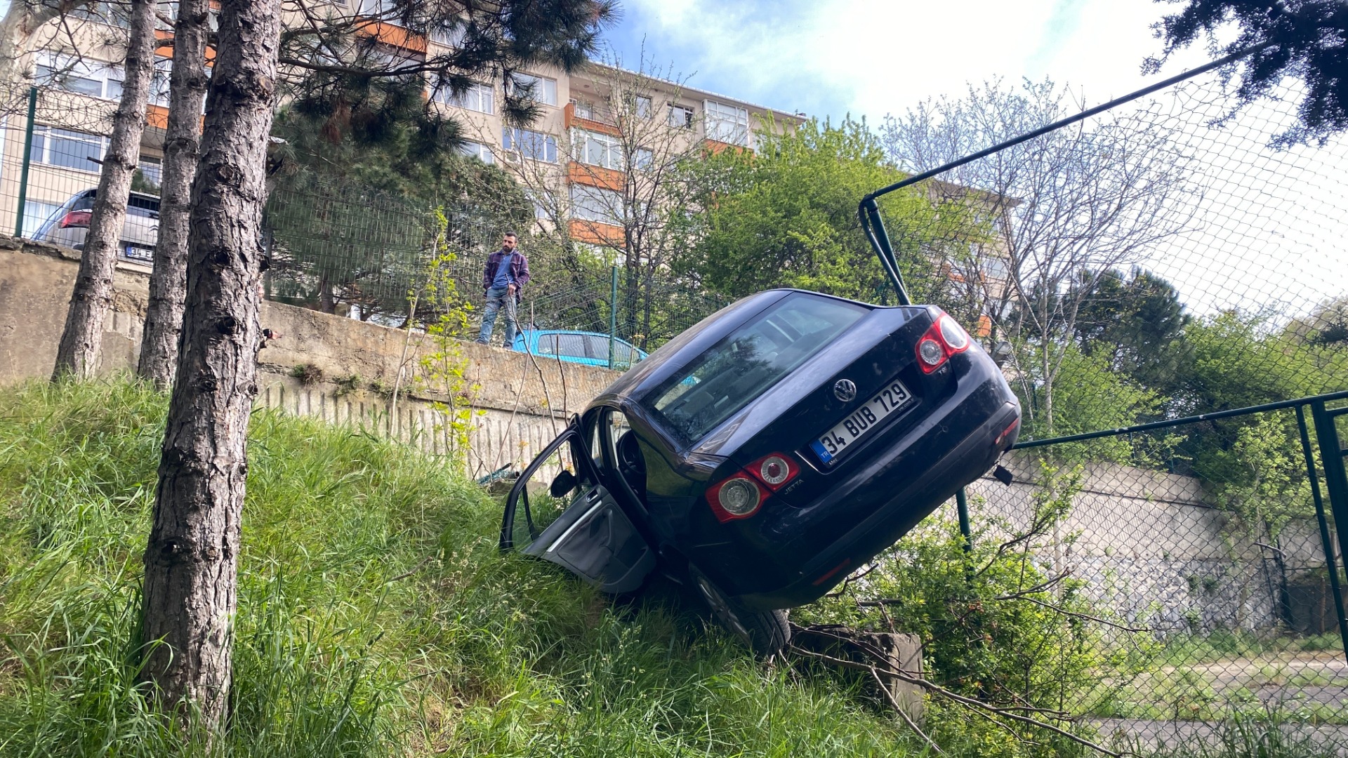 Pedalları karıştırdı, otomobiliyle aşağı uçtu 6