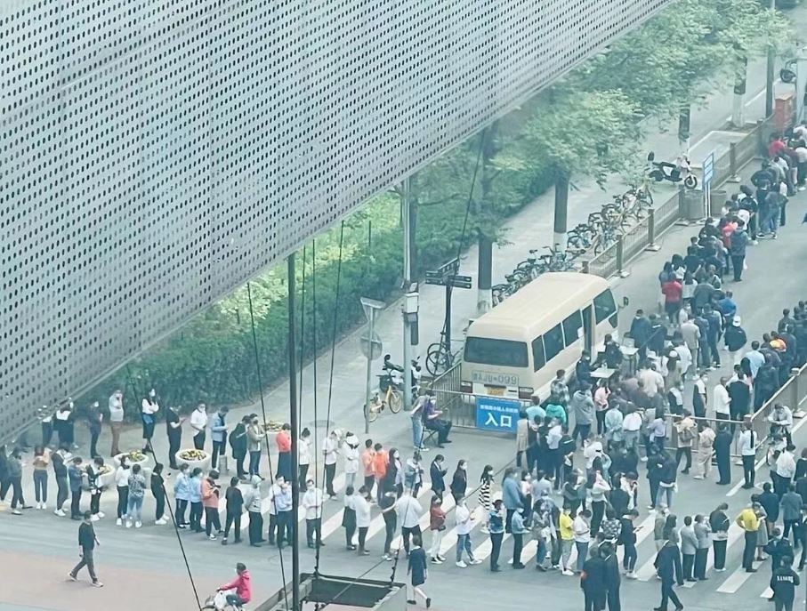 Çin'de yeniden korona paniği. Salgının sıfır noktasında market rafları bomboş kaldı 1