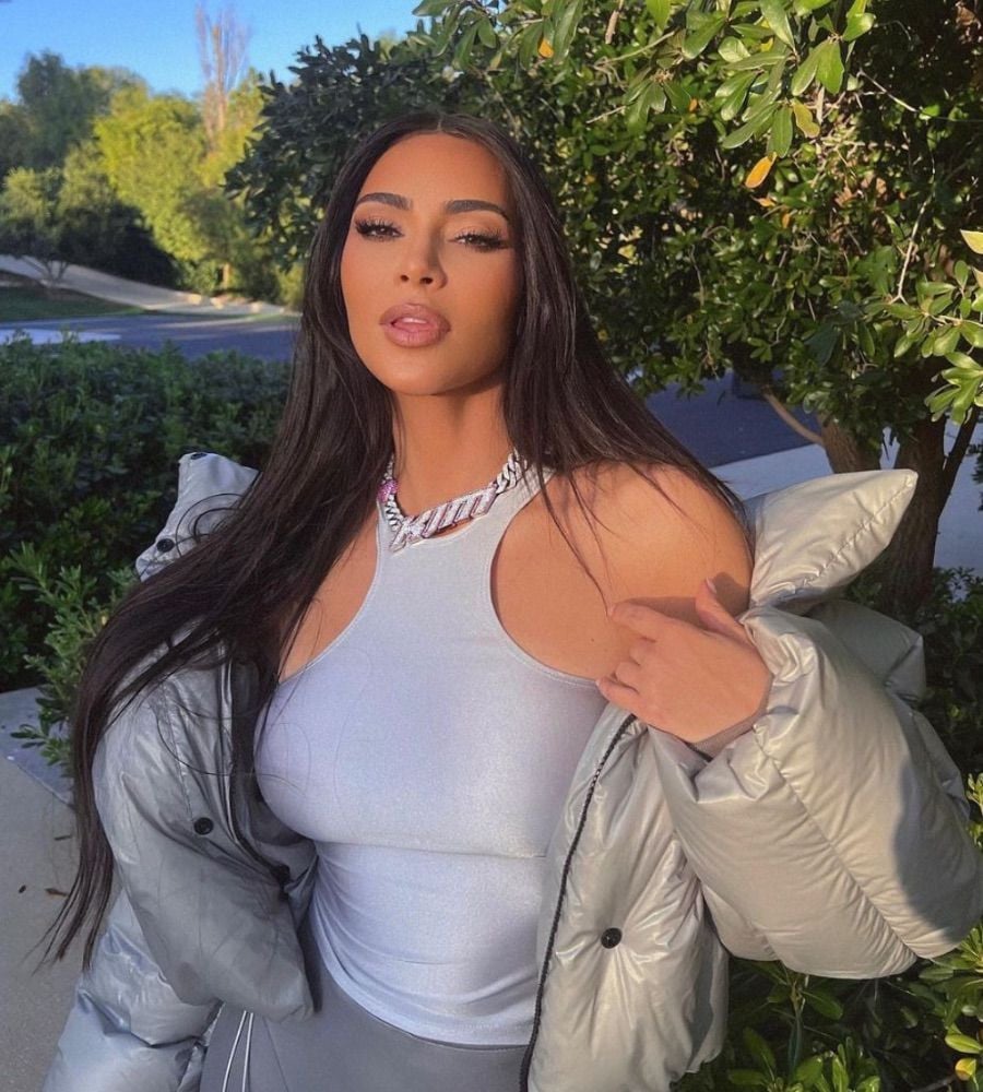 Kim Kardashian göbek deliğini yok etti 23