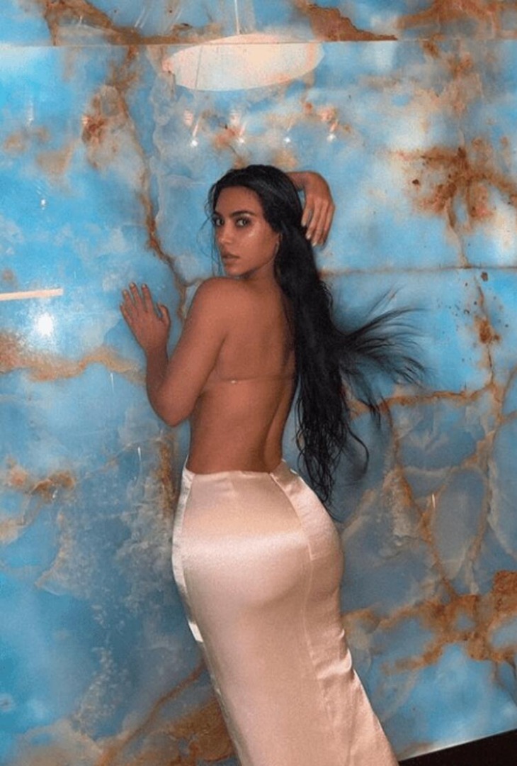 Kim Kardashian göbek deliğini yok etti 19