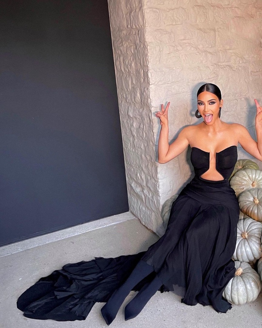 Kim Kardashian göbek deliğini yok etti 14