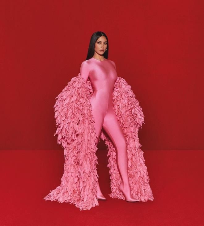 Kim Kardashian göbek deliğini yok etti 9