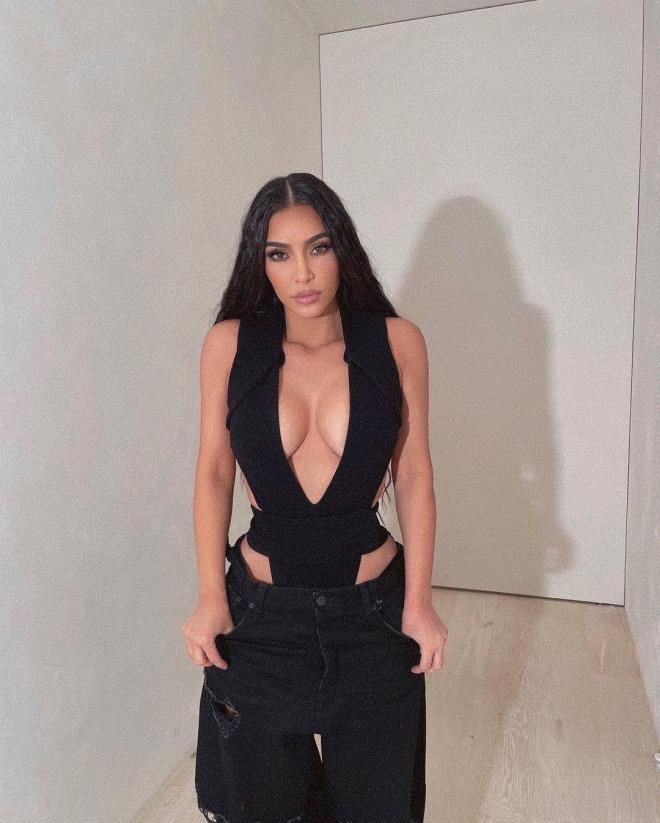 Kim Kardashian göbek deliğini yok etti 7