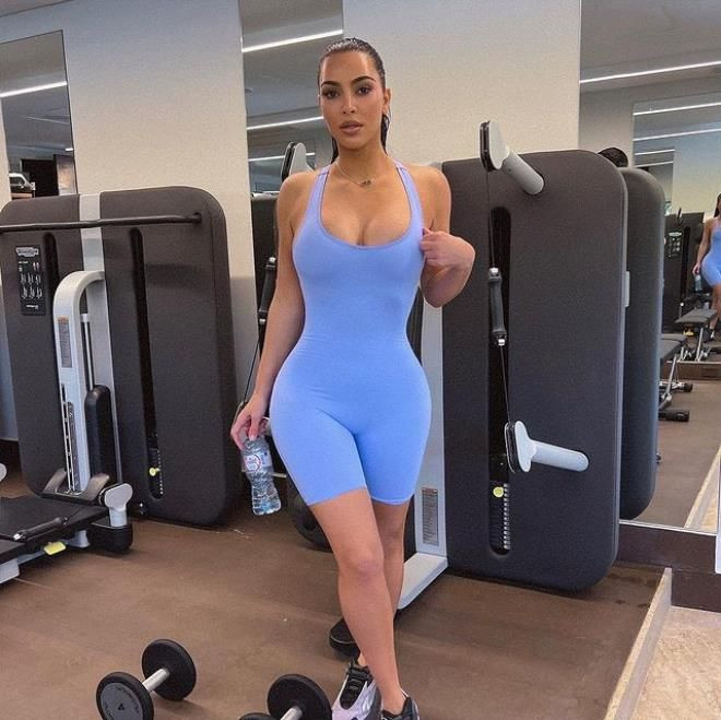 Kim Kardashian göbek deliğini yok etti 6