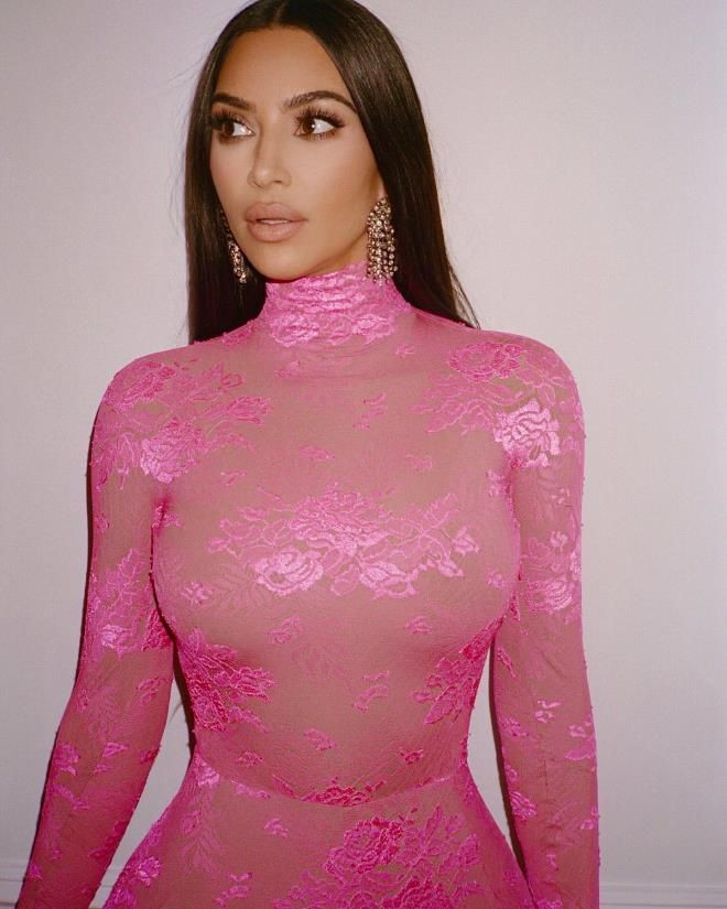 Kim Kardashian göbek deliğini yok etti 2