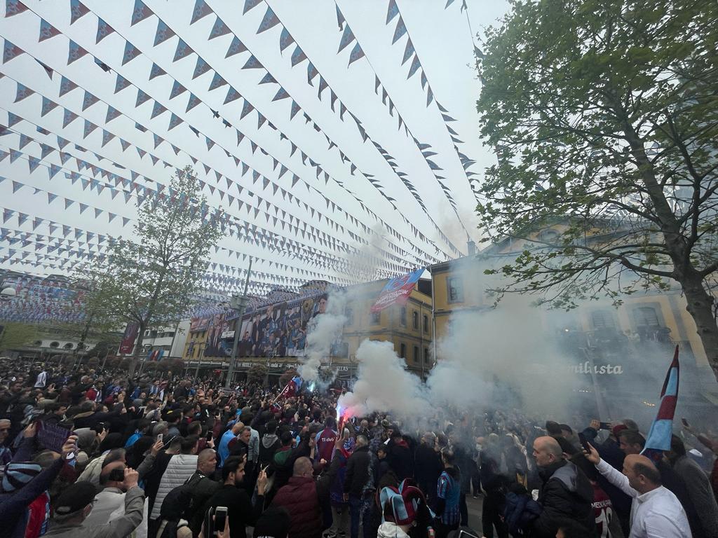 Trabzon'da şampiyonluk coşkusu sokaklara sığmadı 4