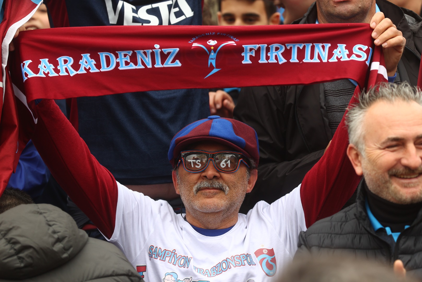 Trabzonsporlu taraftarlar meydanlarda kutlamalara başladı 7