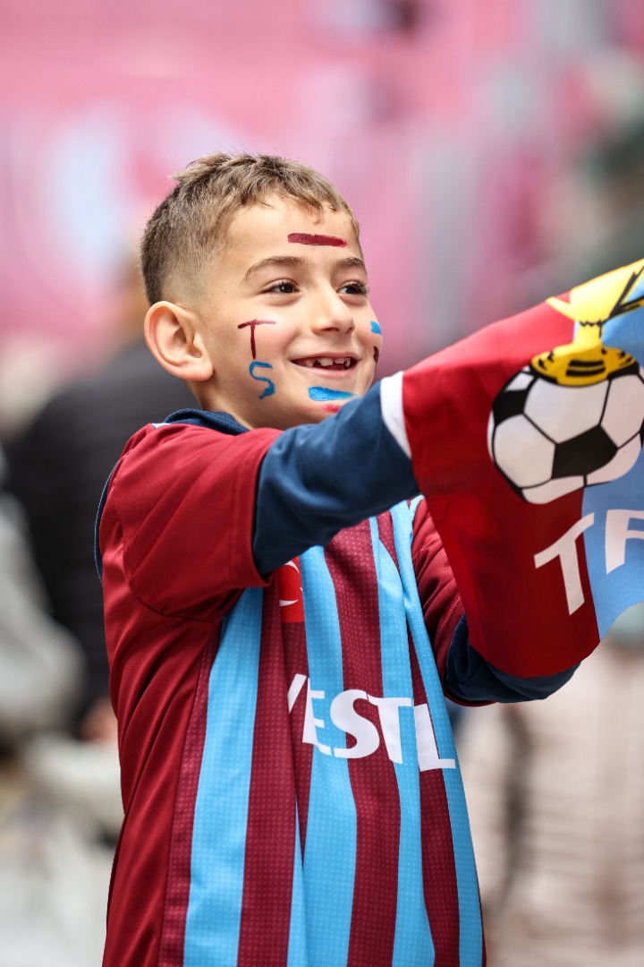 Trabzonsporlu taraftarlar meydanlarda kutlamalara başladı 4