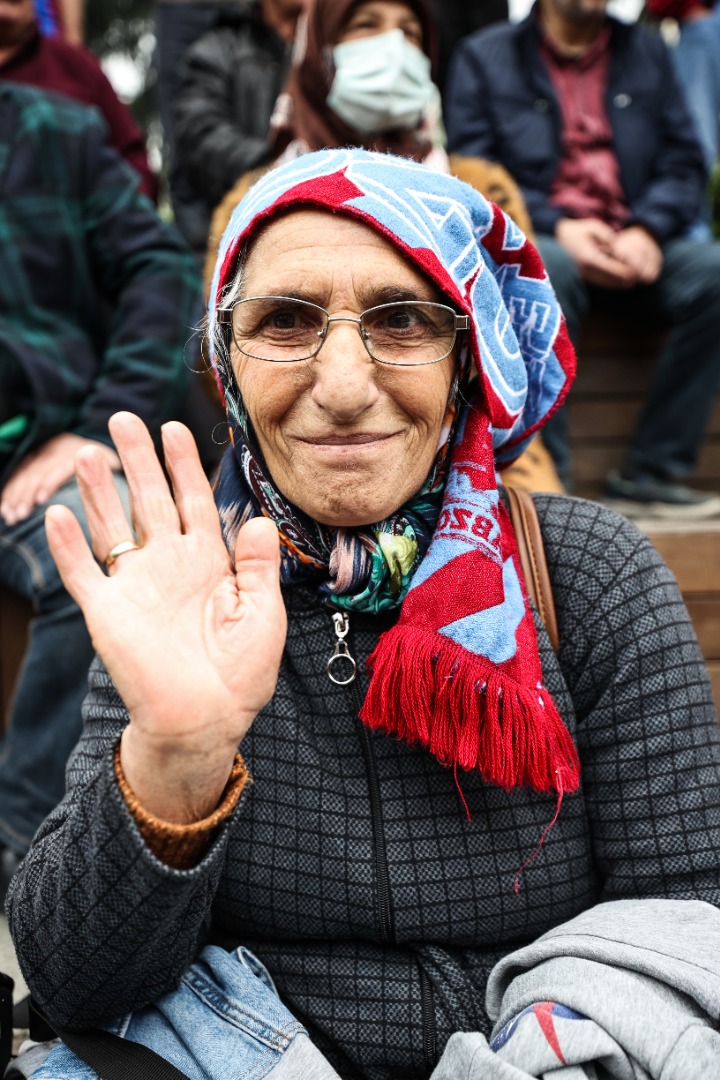 Trabzonsporlu taraftarlar meydanlarda kutlamalara başladı 3