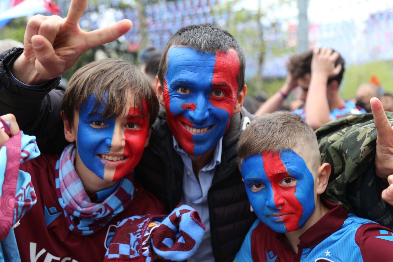 Trabzonsporlu taraftarlar meydanlarda kutlamalara başladı 2