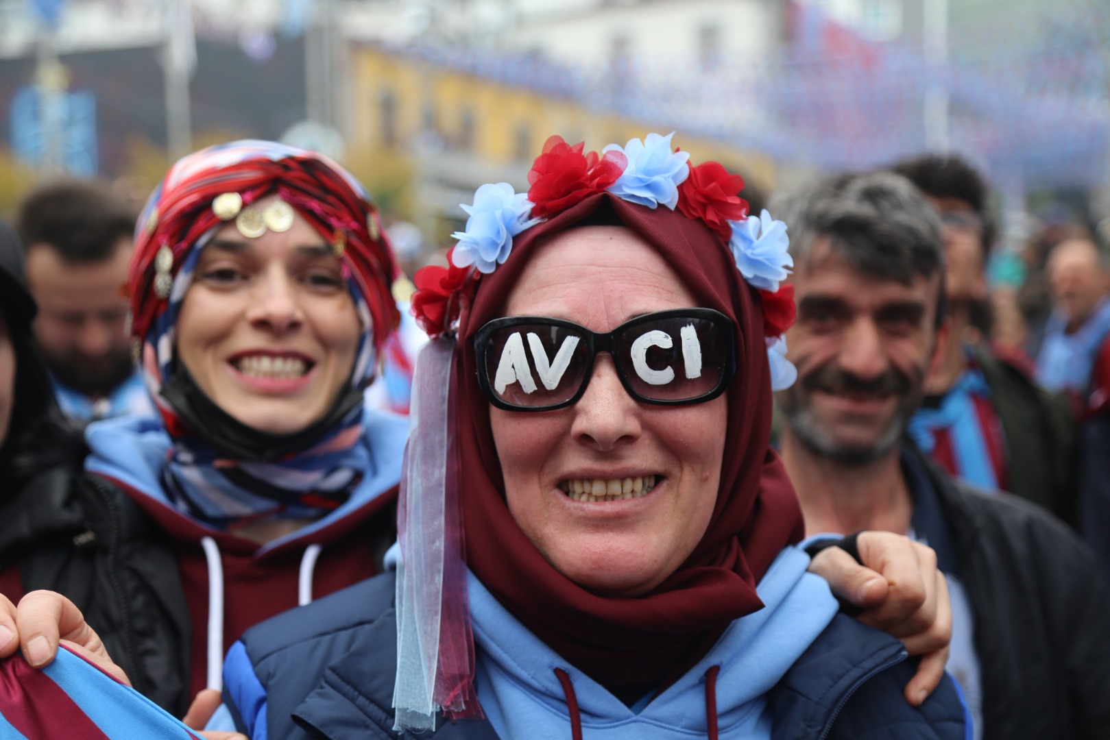 Trabzonsporlu taraftarlar meydanlarda kutlamalara başladı 1