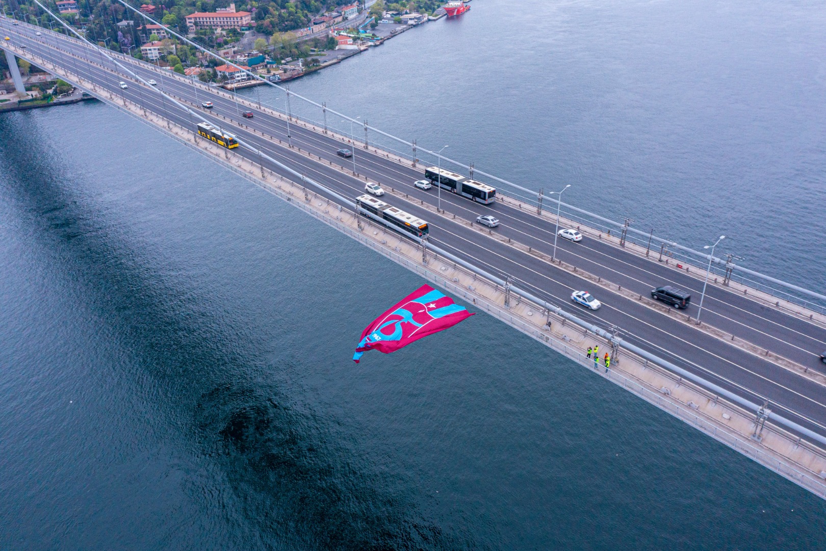Dev Trabzonspor bayrağı 15 Temmuz Şehitler Köprüsü’ne asıldı 4