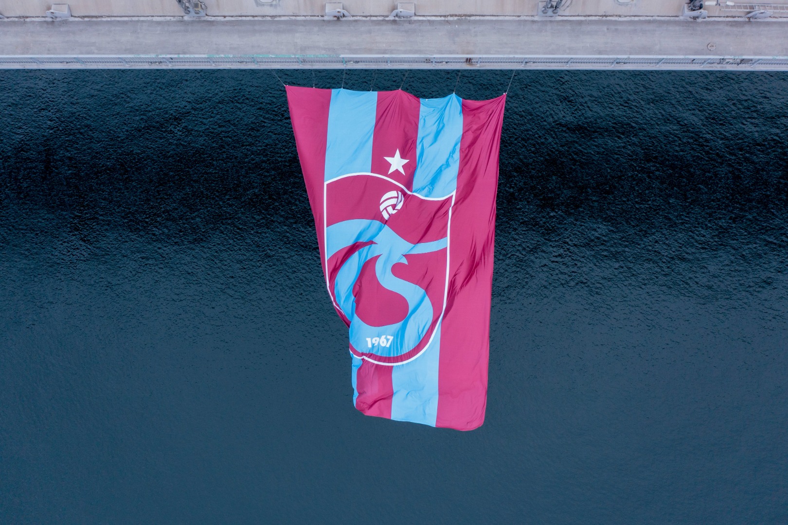 Dev Trabzonspor bayrağı 15 Temmuz Şehitler Köprüsü’ne asıldı 1
