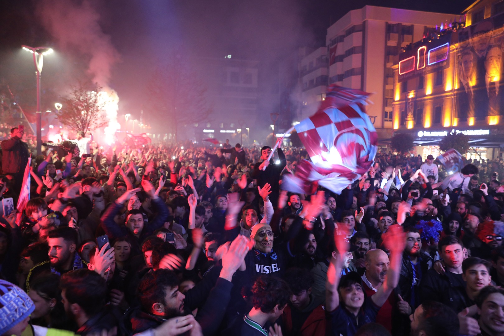 Trabzon'da çağrılara uyuldu, mutluluğa kurşun sıkılmadı. Şampiyonluk kana bulanmadı 8