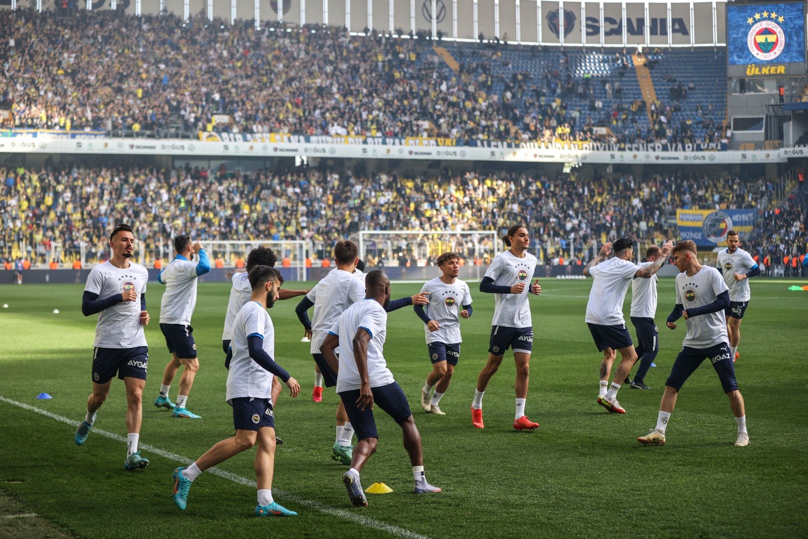 Fenerbahçe'nin taraftara açık antrenmanında olay gönderme! 2010-11 şampiyonu... 7