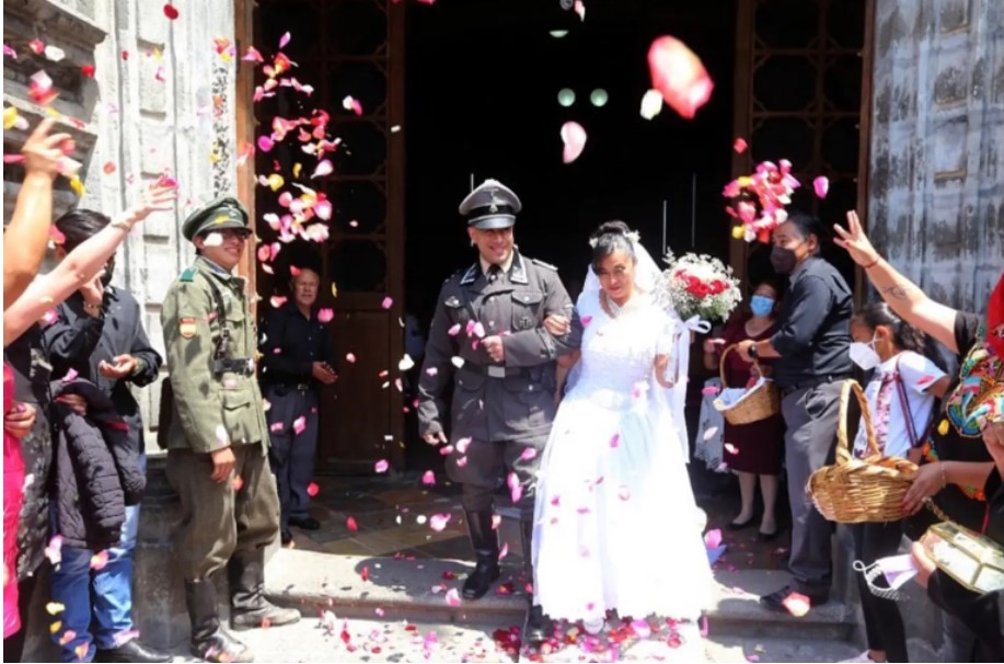 Hitler'in evlilik yıldönümünde Nazi temalı düğünle evlendiler 6
