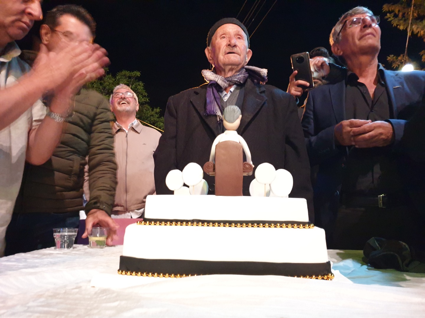 100 yaşına giren adama sürpriz doğum günü partisi 10