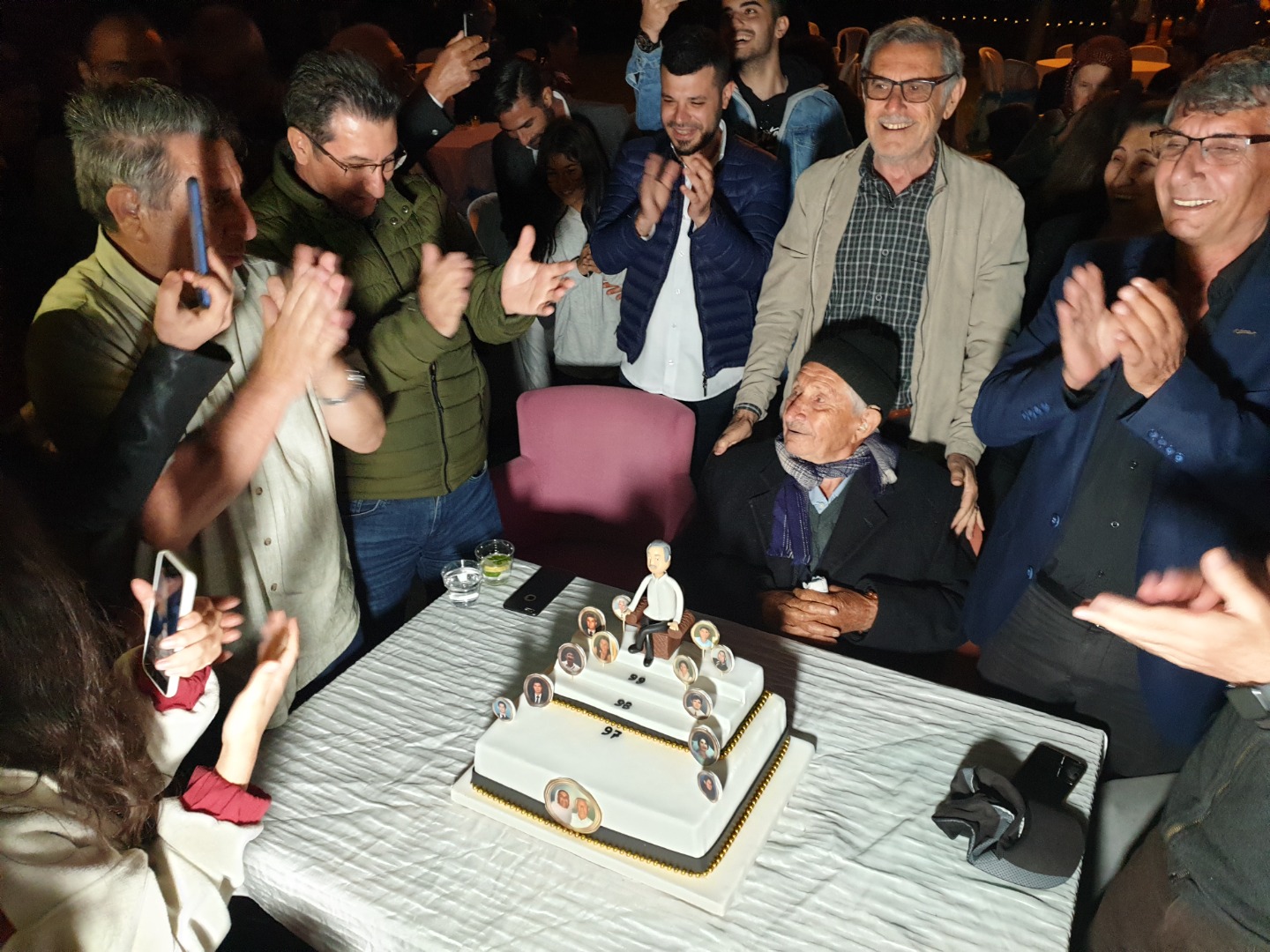 100 yaşına giren adama sürpriz doğum günü partisi 11