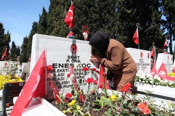 Anneler Günün'de şehitliğe koştular. Üzülme Annem, senin 82 Milyon evladın var 2