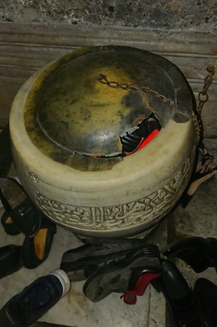 Ayasofya'da tarihi su haznesi kırıldı ayakkabılık oldu 3