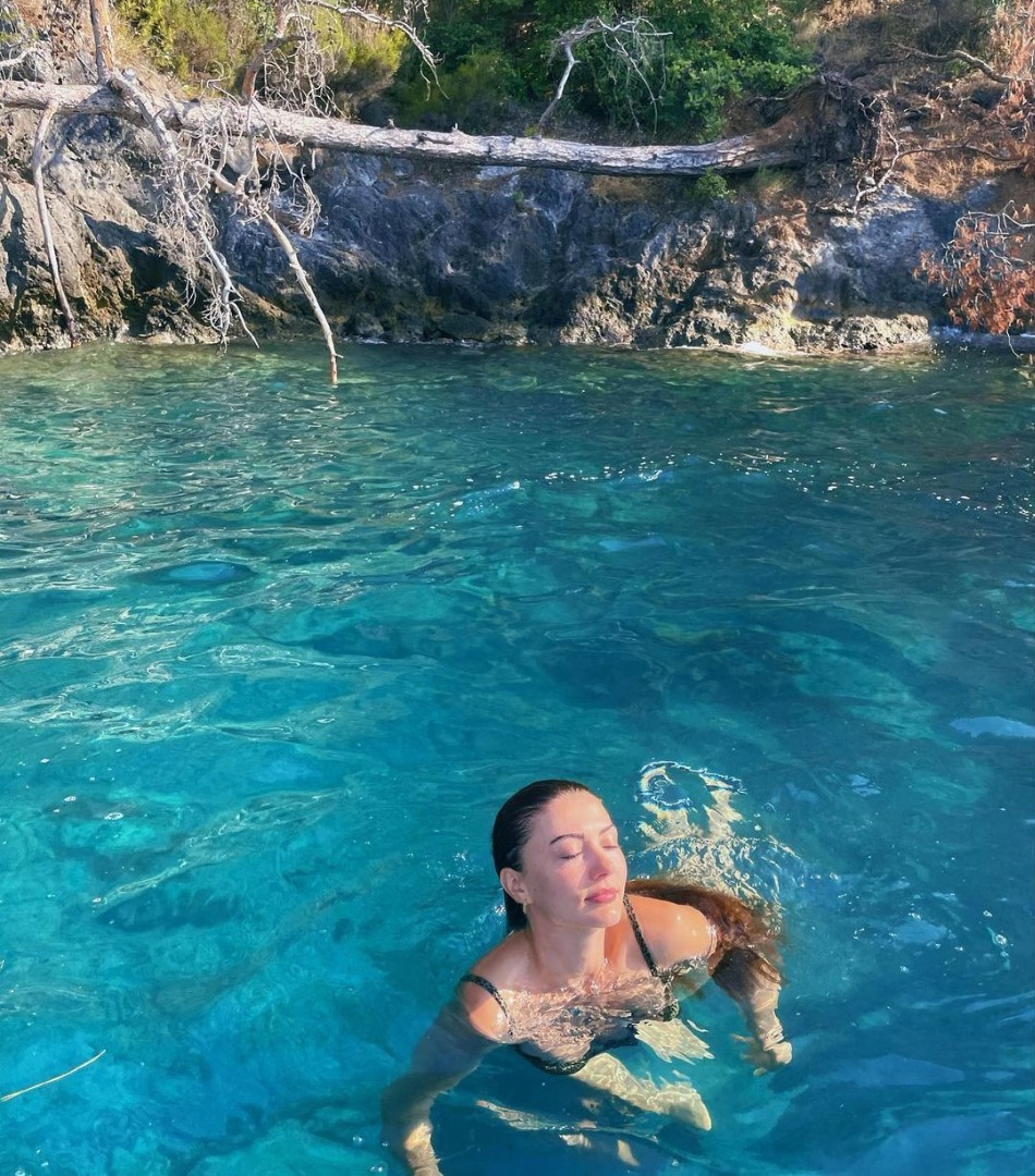 Yaz sezonunu erken açan Burcu Özberk, bikinili pozlarıyla nefes kesiyor 20