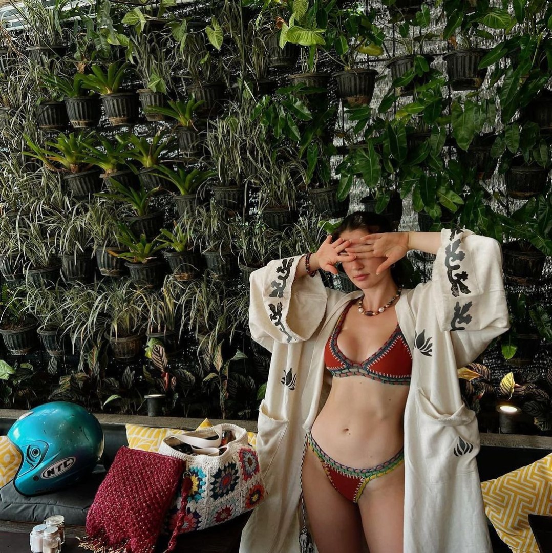 Yaz sezonunu erken açan Burcu Özberk, bikinili pozlarıyla nefes kesiyor 15