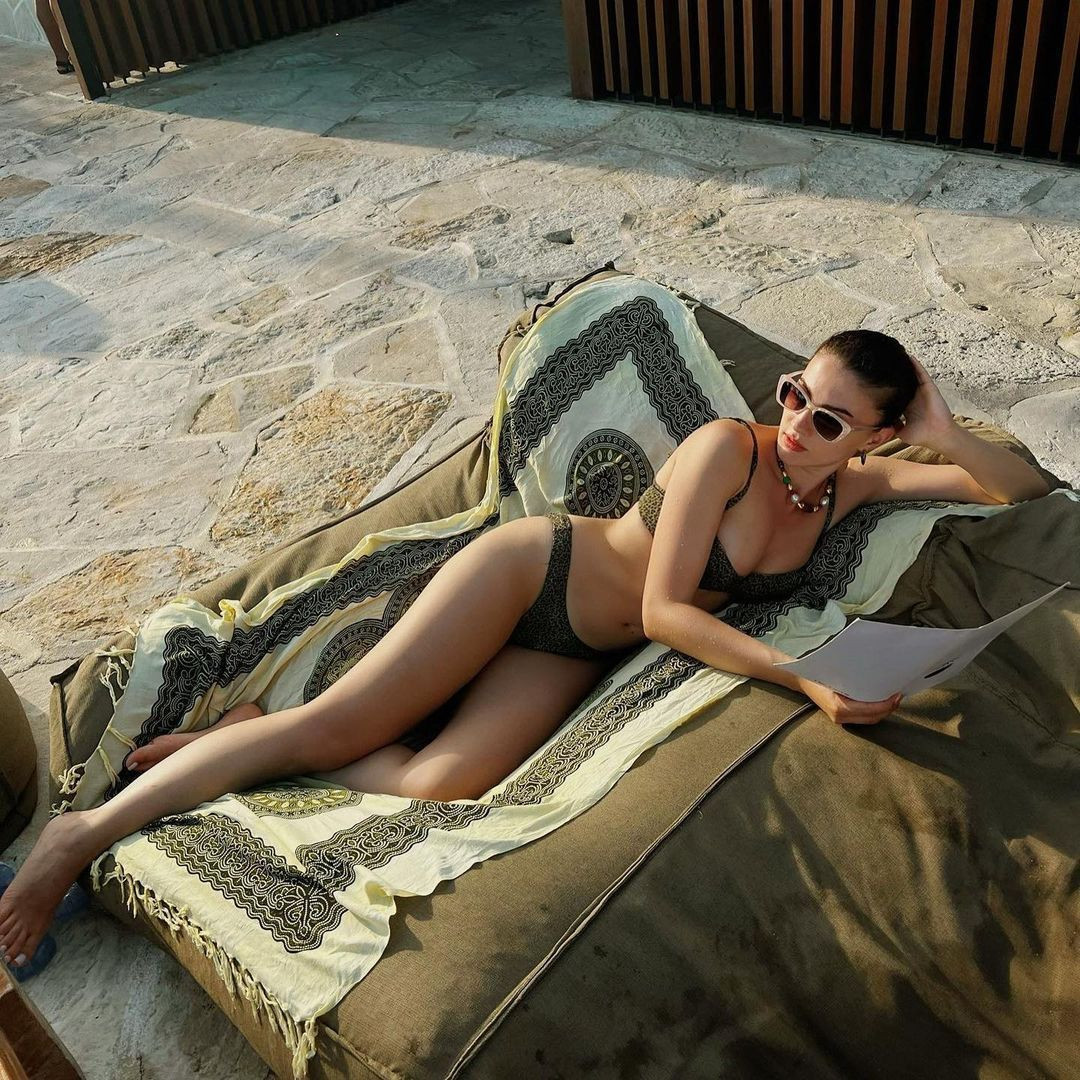 Yaz sezonunu erken açan Burcu Özberk, bikinili pozlarıyla nefes kesiyor 11