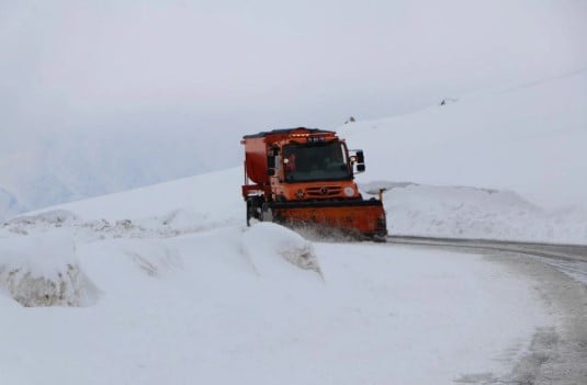 Mayısın ortasında kar sürprizi: Sürücüler yolda kaldı 1