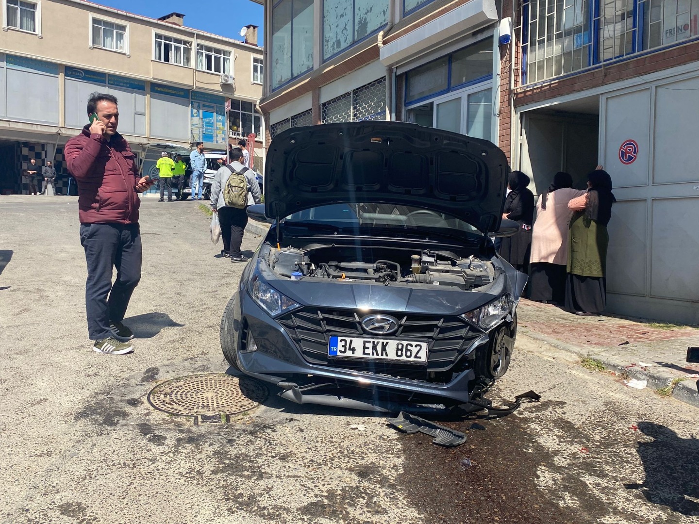 Otomobil kaldırımdaki kadın işçilere çarptı. 1'i ağır 4 işçi yaralandı 3