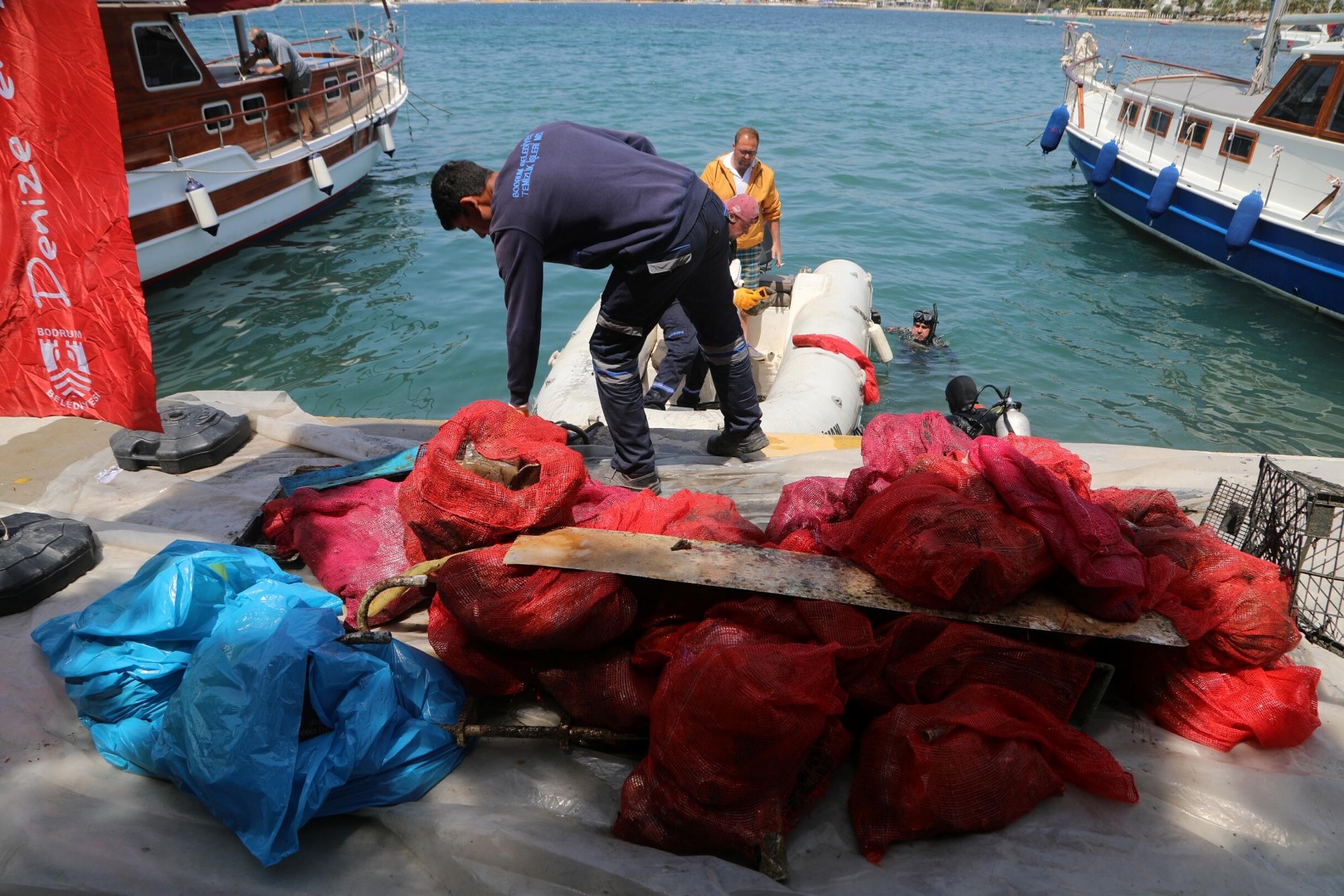 Sahilden geçenler gözlerini alamadı: Denizin dibine daldılar 342 kilo çıkardılar 13