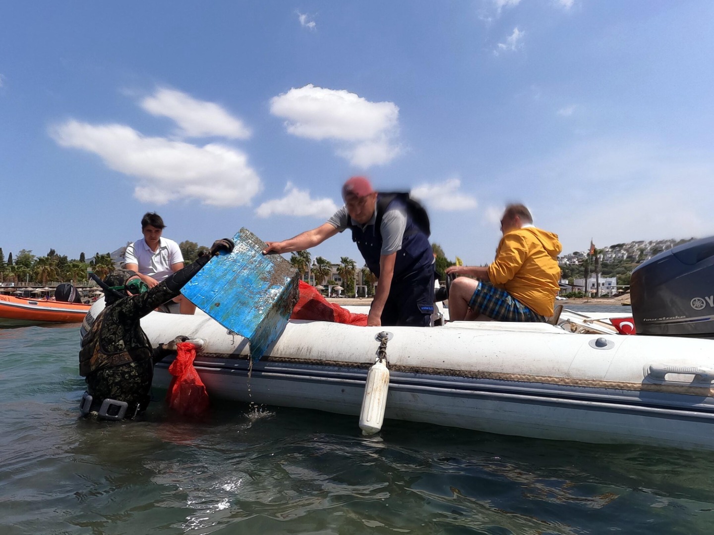 Sahilden geçenler gözlerini alamadı: Denizin dibine daldılar 342 kilo çıkardılar 9