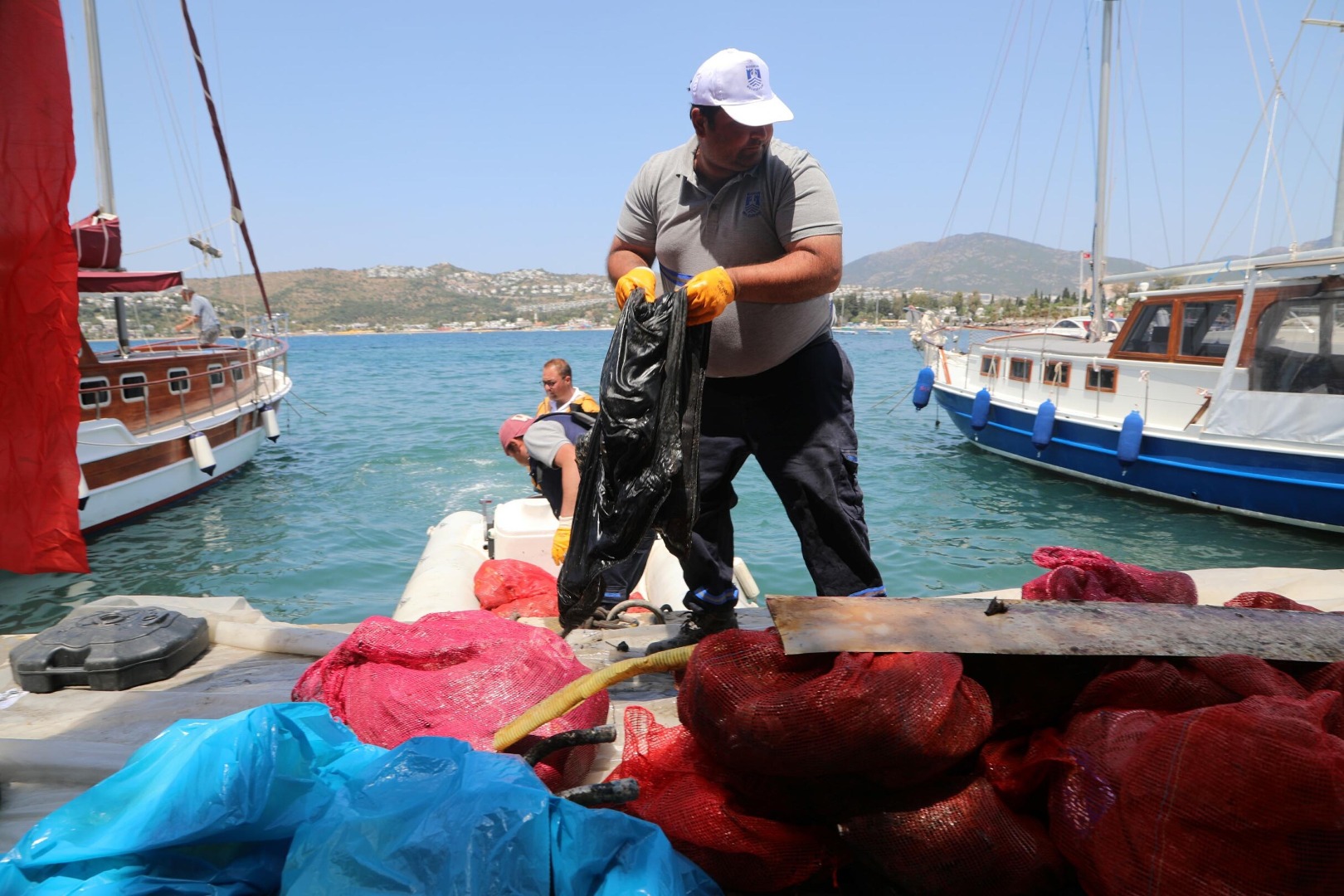 Sahilden geçenler gözlerini alamadı: Denizin dibine daldılar 342 kilo çıkardılar 6