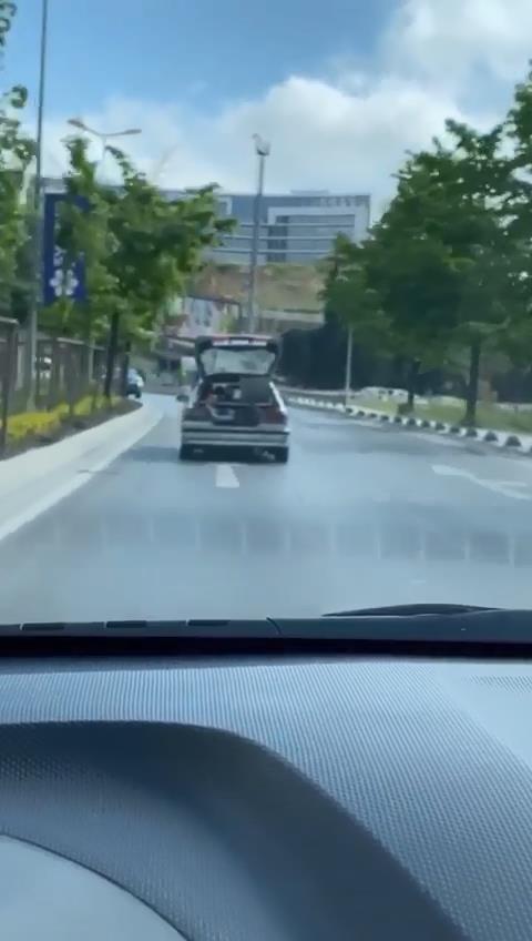 Bu işte bir terslik var: Malzemeleri aracın içinde yolcuyu bagajda taşıdılar 3